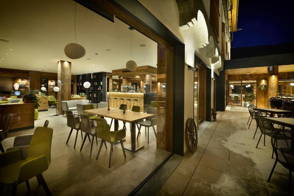 Reštaurácia alebo iné gastronomické zariadenie v ubytovaní Hotel Bernina