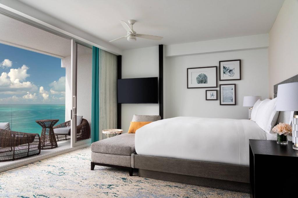 Deluxe Guest Room with 1 King, Oceanfront, Balcony