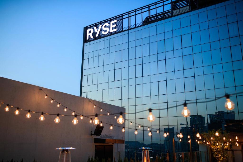 ソウルにあるRYSE, Autograph Collection, Seoulの建物前の灯り付き建物