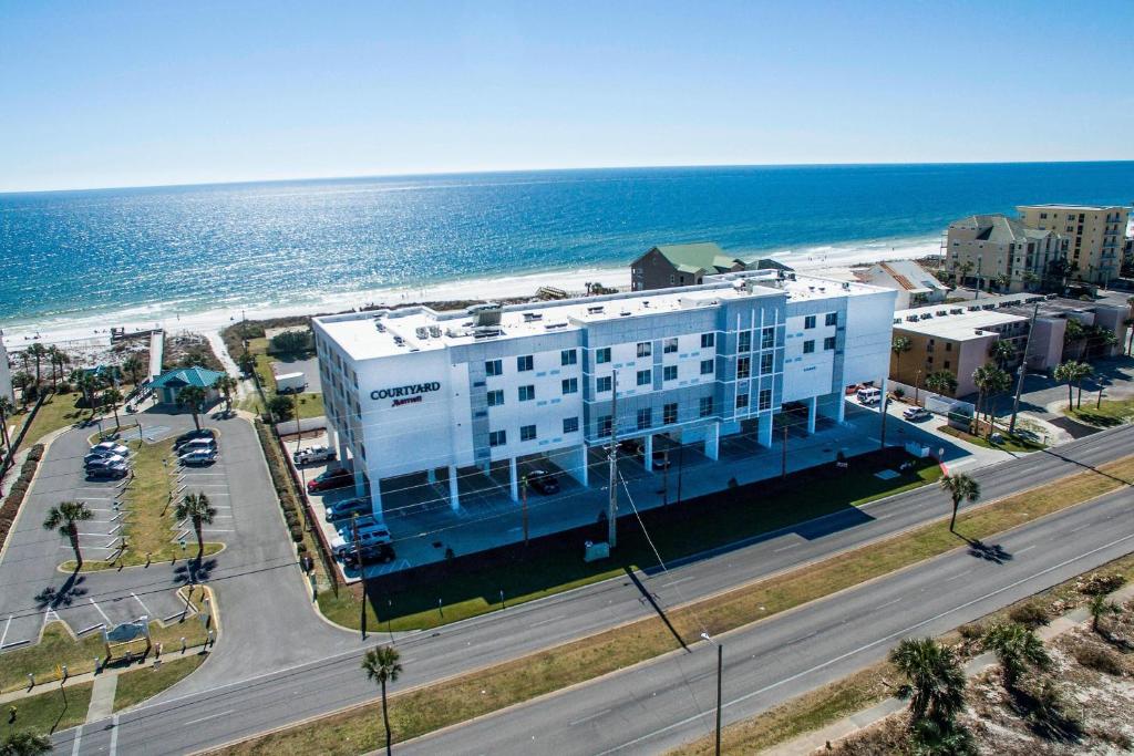 an aerial view of a building next to the beach at Courtyard by Marriott Fort Walton Beach-West Destin in Fort Walton Beach