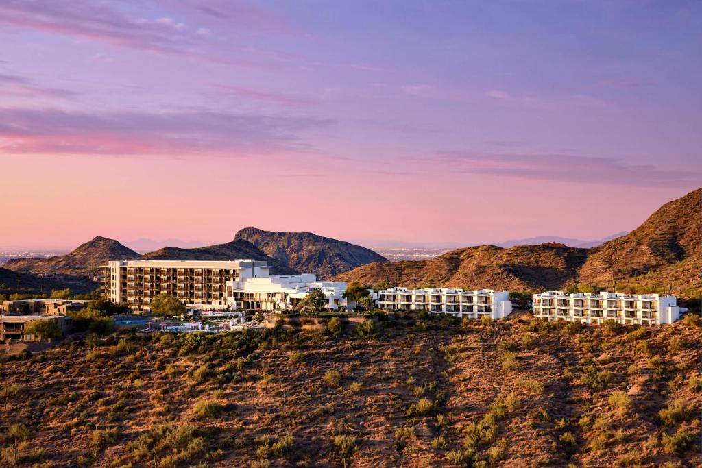 un hôtel sur une colline avec des montagnes en arrière-plan dans l'établissement ADERO Scottsdale Resort, Autograph Collection, à Scottsdale