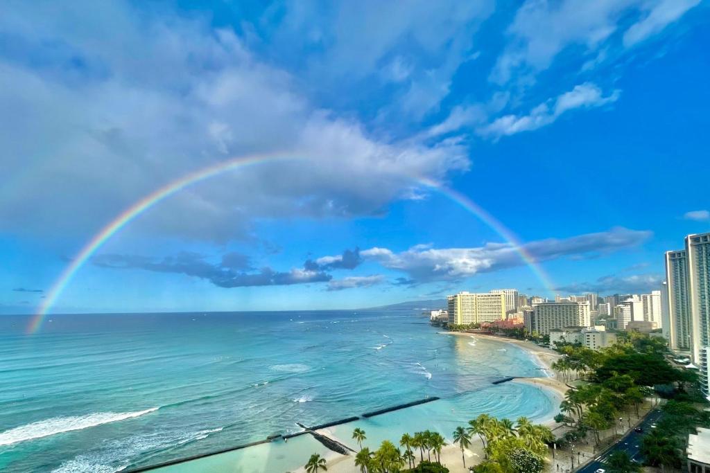 um arco-íris sobre o oceano e uma praia em Waikiki Beach Marriott Resort & Spa em Honolulu