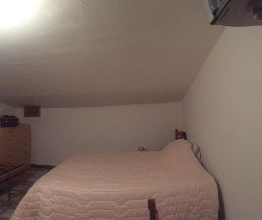 sypialnia z białym łóżkiem w pokoju w obiekcie Casa Bocchigliero 