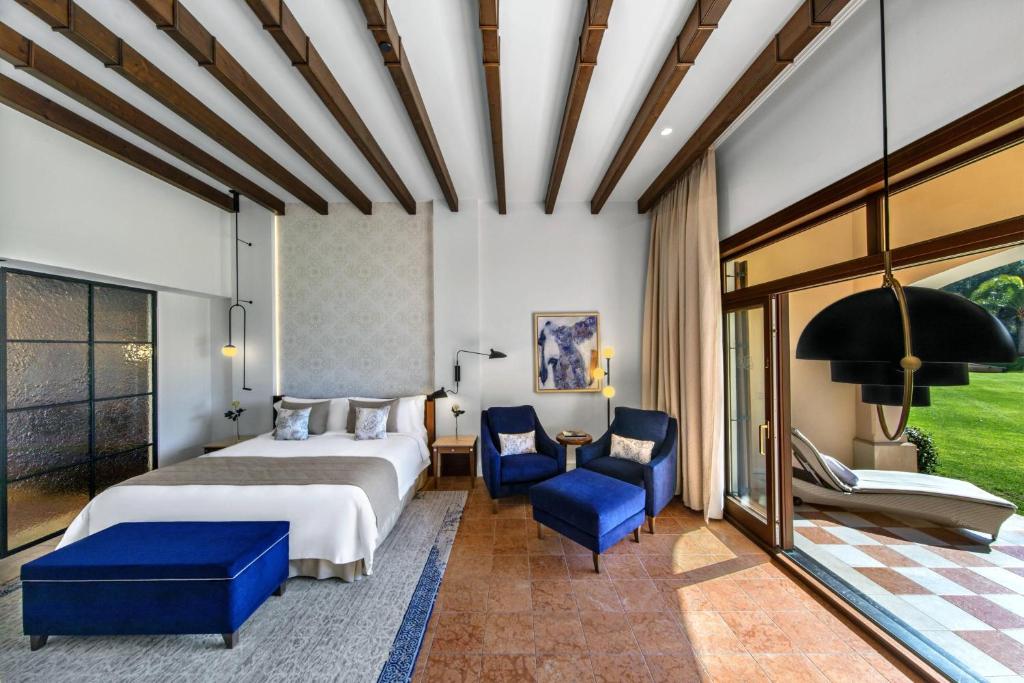 Postel nebo postele na pokoji v ubytování The St. Regis Mardavall Mallorca Resort