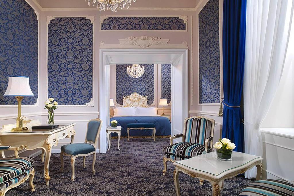 Voodi või voodid majutusasutuse Hotel Imperial, a Luxury Collection Hotel, Vienna toas