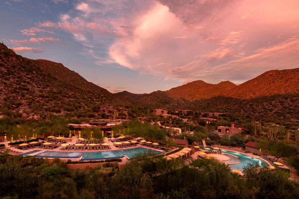 una vista aérea de un complejo con 2 piscinas en The Ritz-Carlton, Dove Mountain, en Marana