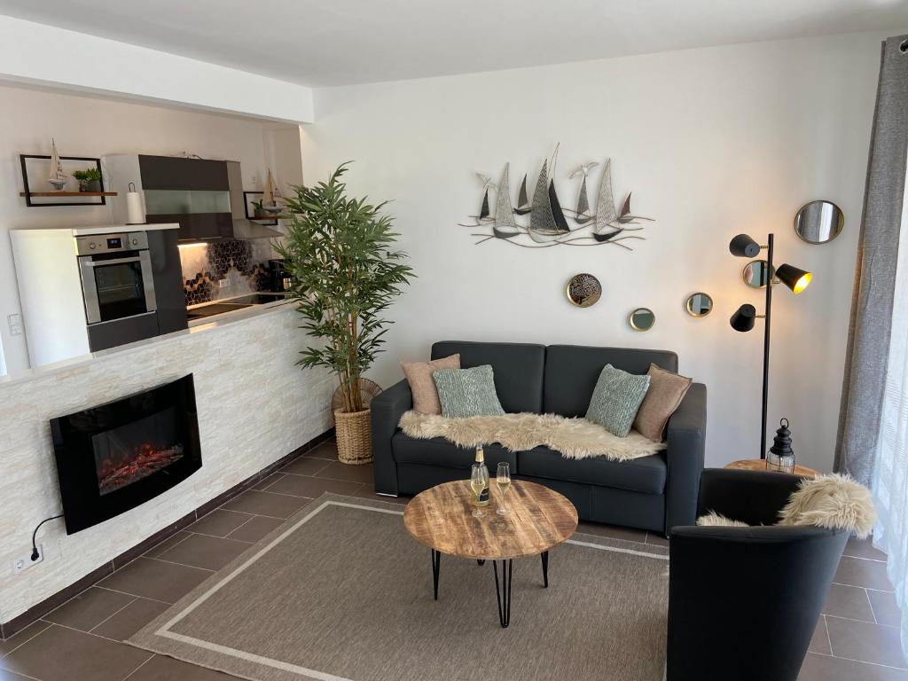 ein Wohnzimmer mit einem Sofa und einem Kamin in der Unterkunft Ferienwohnung "Seeperle" Marina Mücheln Geiseltalsee in Mücheln