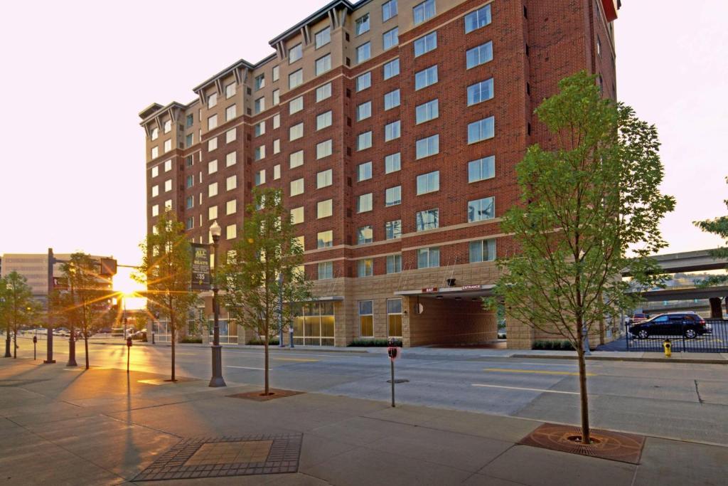 ein großes Backsteingebäude mit Bäumen davor in der Unterkunft Residence Inn Pittsburgh North Shore in Pittsburgh