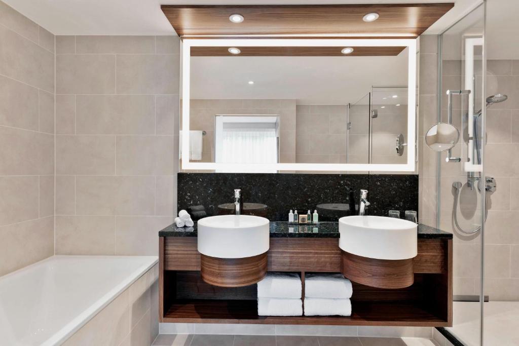 Koupelna v ubytování Vienna Marriott Hotel