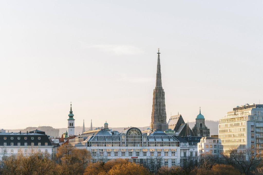 vista su una città con un edificio e una torre di Vienna Marriott Hotel a Vienna