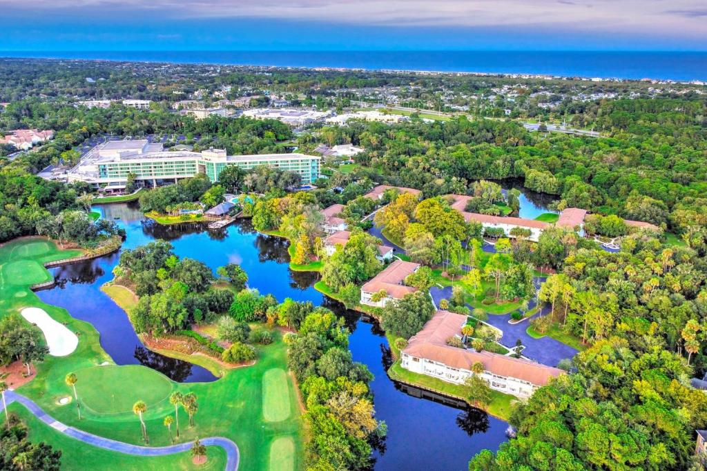 ポンテ・ベドラ・ビーチにあるSawgrass Marriott Golf Resort & Spaのゴルフコースの空中からの景色を望めます。