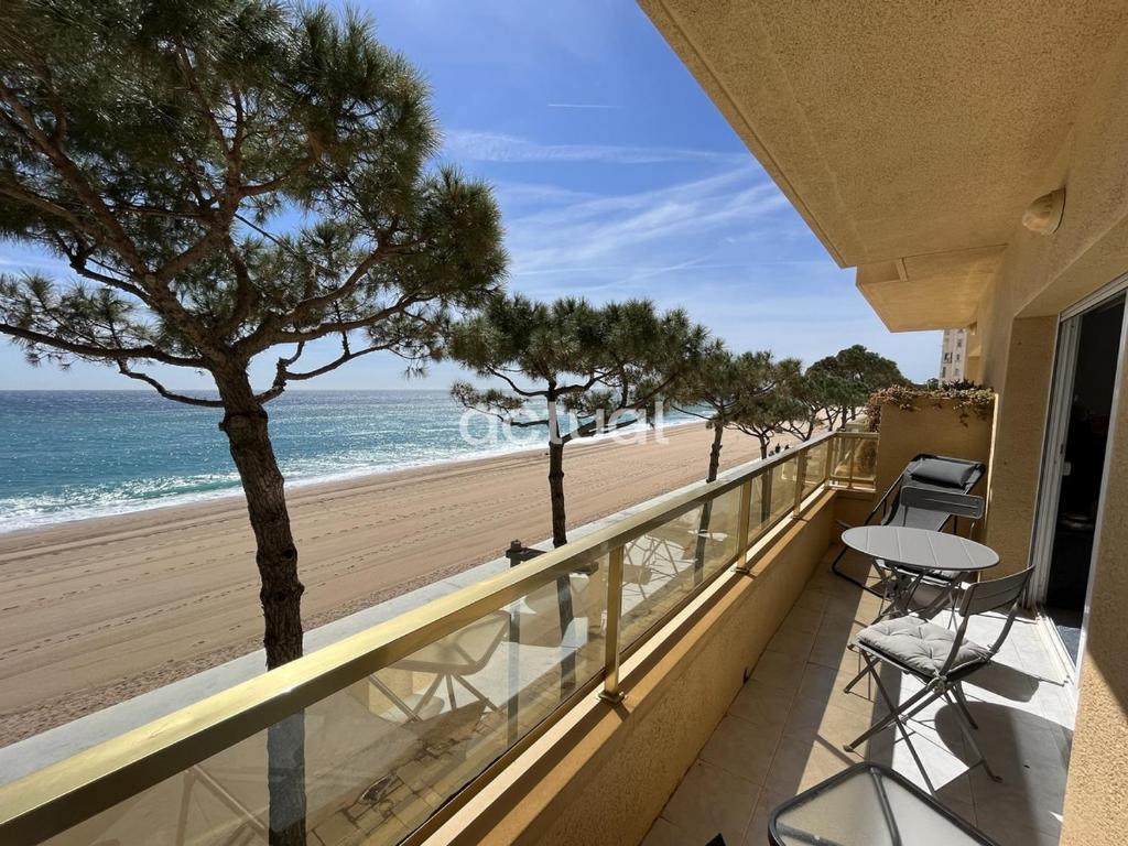 a balcony with a view of the beach at ACAPULCO 1-4 in Platja d'Aro