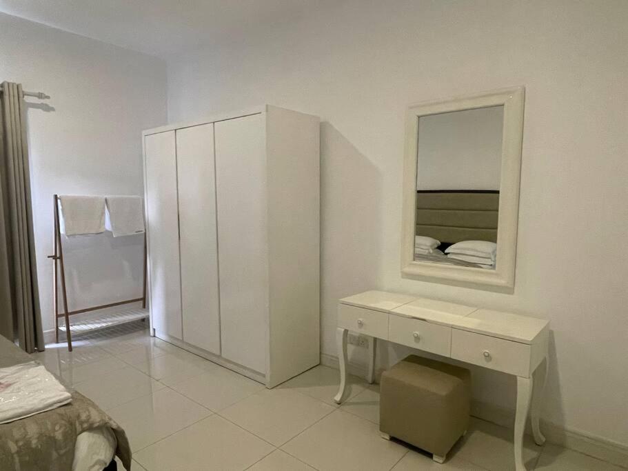 Fotografie z fotogalerie ubytování Sea La Vie! At De Saram Residencies- Mount Lavinia v destinaci Watumulla