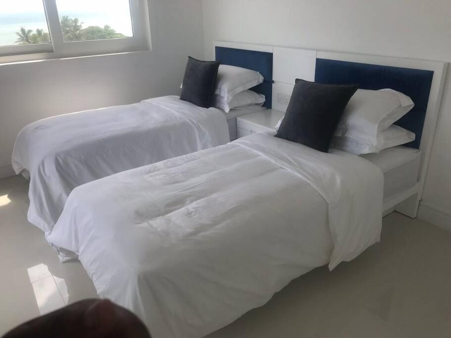 Postel nebo postele na pokoji v ubytování Sea La Vie! At De Saram Residencies- Mount Lavinia