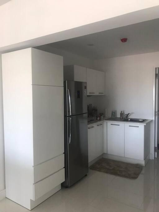 Kuchyň nebo kuchyňský kout v ubytování Sea La Vie! At De Saram Residencies- Mount Lavinia