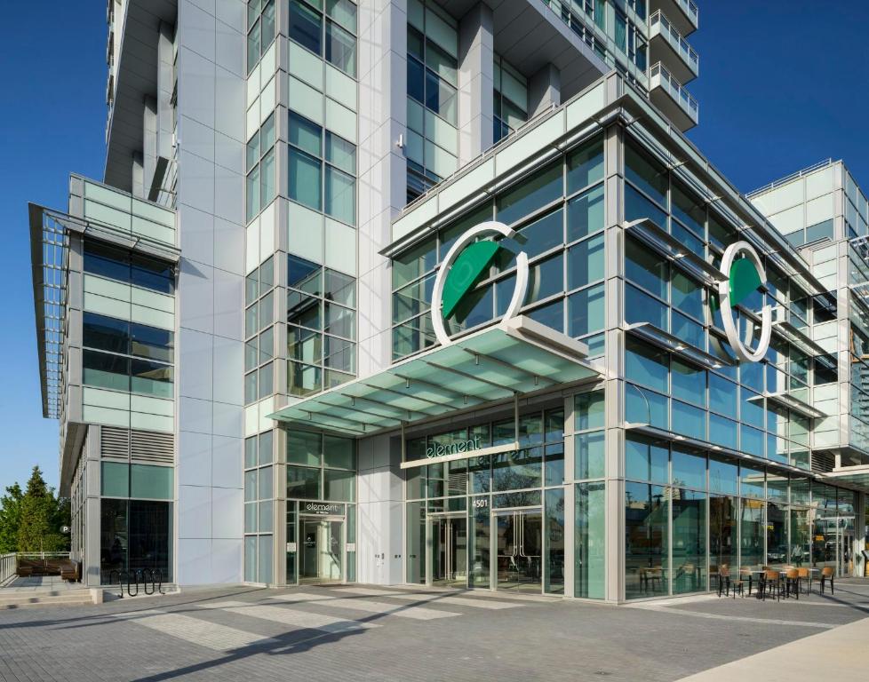 un gran edificio de cristal con un letrero de Google en Element Vancouver Metrotown, en Burnaby