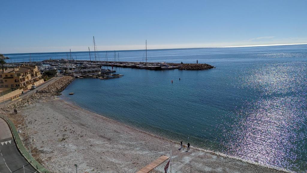 an aerial view of a beach and the ocean at Apartamento en Altea con vistas al mar in Altea