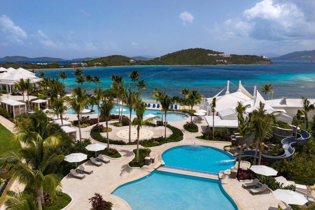 een luchtzicht op een resort met een zwembad en de oceaan bij The Ritz-Carlton St. Thomas in Benner