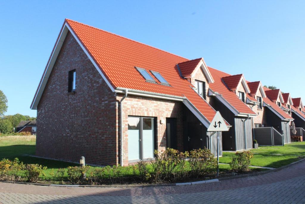 a row of houses with an orange roof at LA 4g - Ferienreihenhaus in Schottwarden