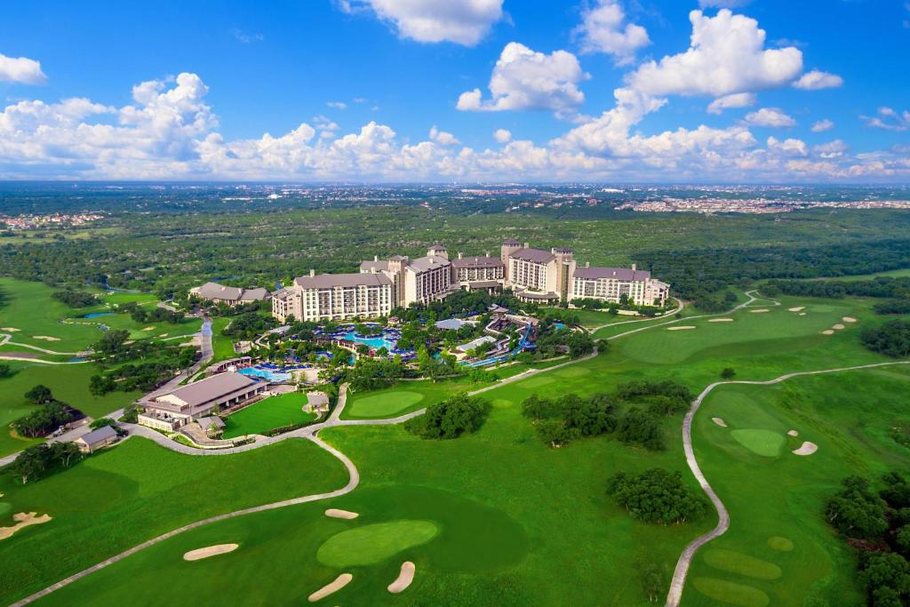 z góry widok na ośrodek z polami golfowymi w obiekcie JW Marriott San Antonio Hill Country Resort & Spa w mieście San Antonio