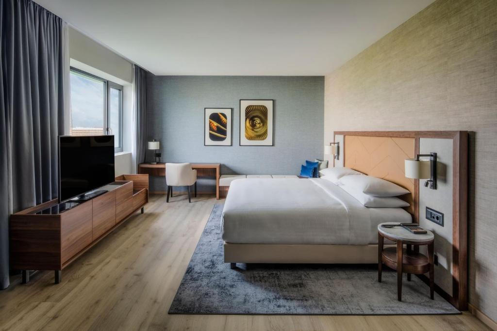 日內瓦的住宿－Geneva Marriott Hotel，酒店客房,配有床和电视