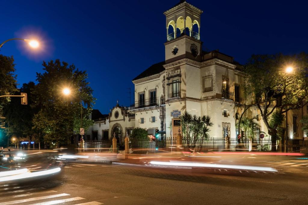 um edifício antigo com uma torre de relógio numa rua em AC Hotel Ciudad de Sevilla by Marriott em Sevilha
