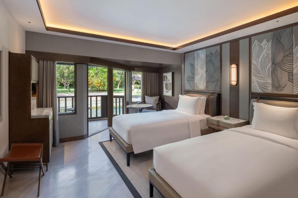 Postel nebo postele na pokoji v ubytování The Laguna, A Luxury Collection Resort & Spa, Nusa Dua, Bali