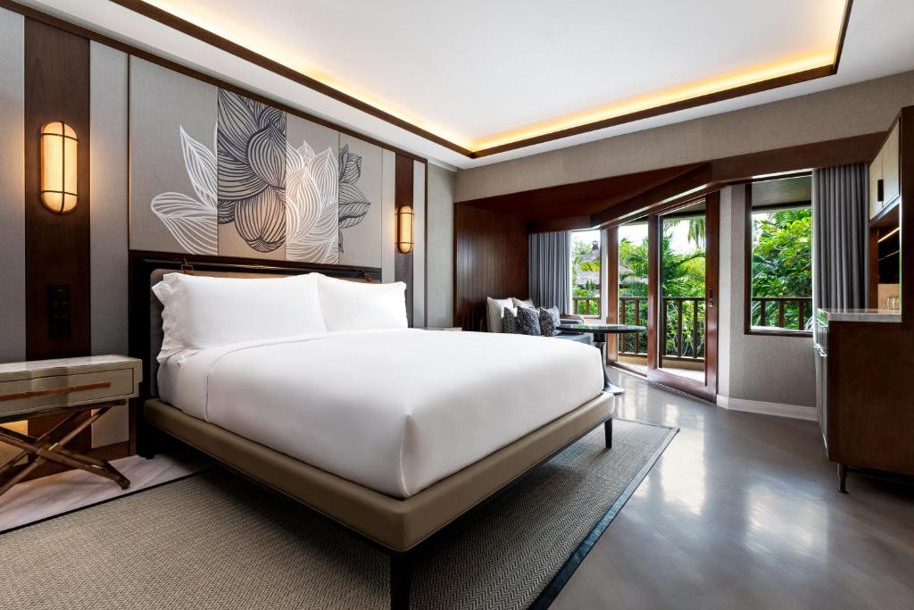 Postel nebo postele na pokoji v ubytování The Laguna, A Luxury Collection Resort & Spa, Nusa Dua, Bali