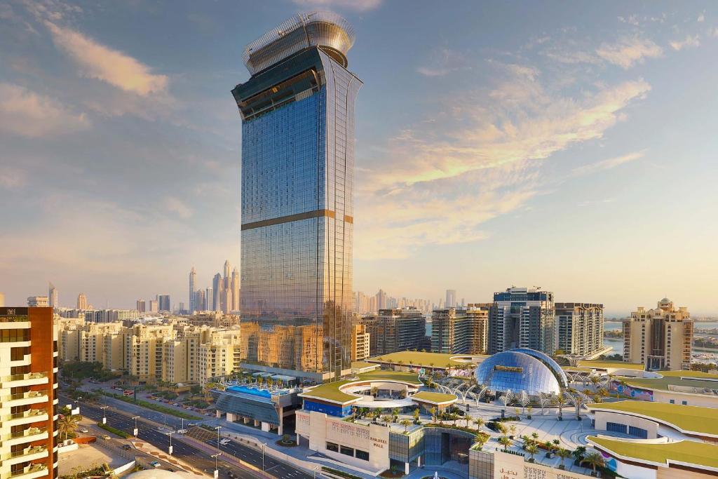 uma vista para uma cidade com um arranha-céus alto em The St. Regis Dubai, The Palm em Dubai