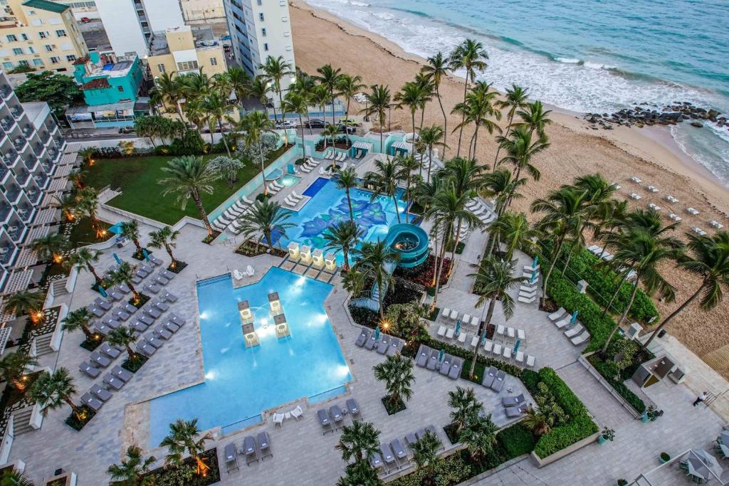 una vista sulla piscina e sulla spiaggia di un resort di San Juan Marriott Resort and Stellaris Casino a San Juan