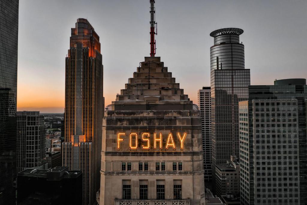 uma vista para o edifício do Tesouro na cidade em W Minneapolis - The Foshay em Minneapolis