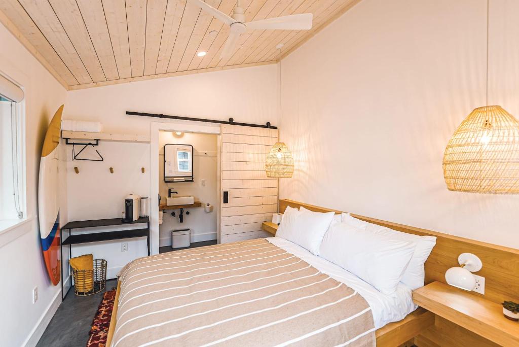 Mini Shortboard Room with a Queen Bed tesisinde bir odada yatak veya yataklar