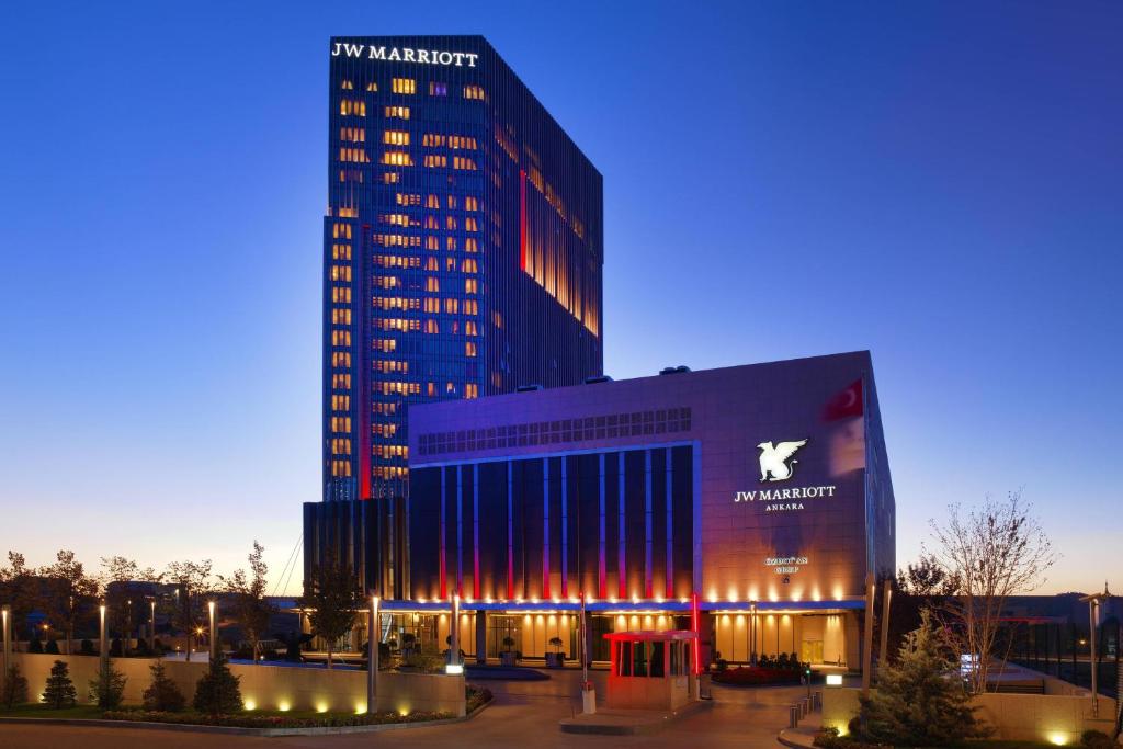 um grande edifício com uma placa no lado em JW Marriott Hotel Ankara em Ancara