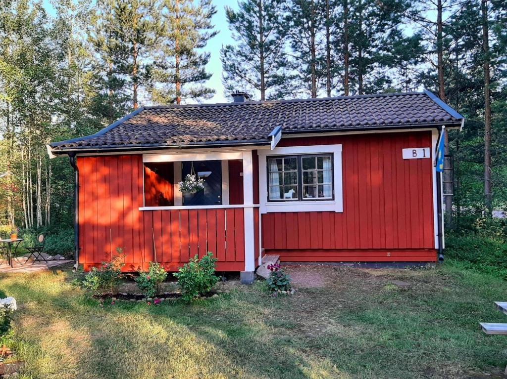 Kleines Ferienhaus auf Naturgrundstück in Seenähe - Housity