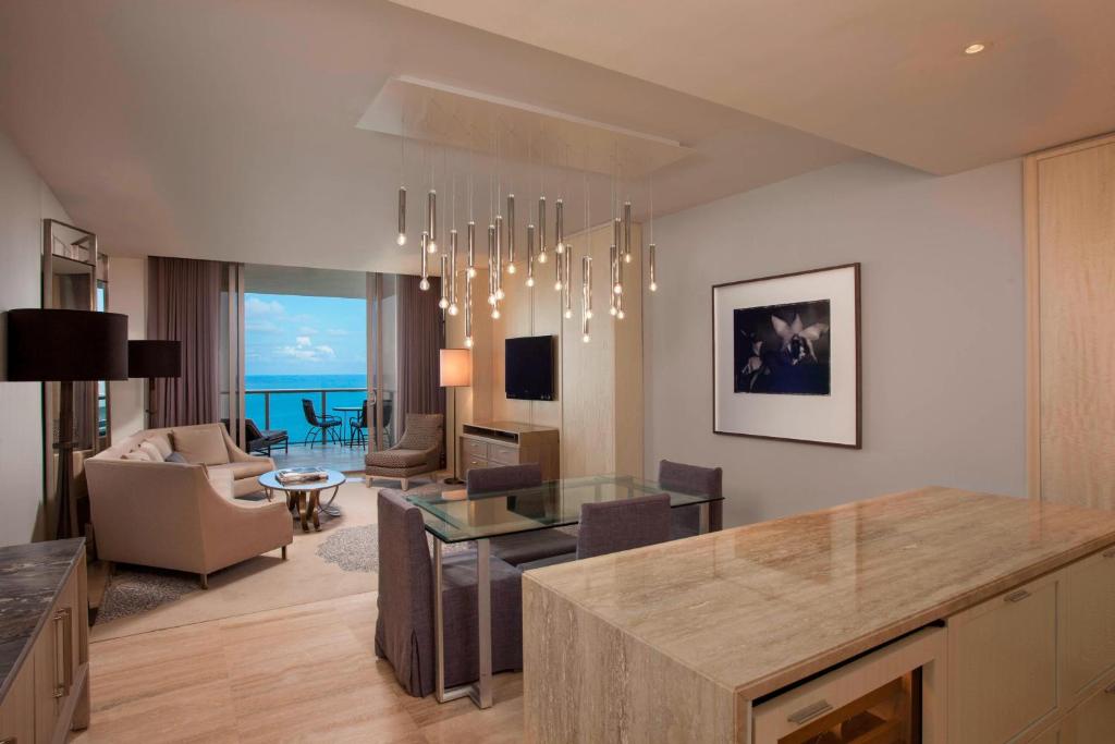 Posezení v ubytování The St. Regis Bal Harbour Resort