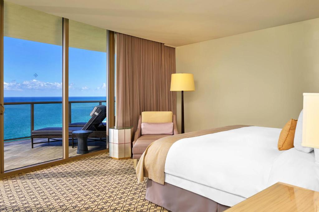 Postel nebo postele na pokoji v ubytování The St. Regis Bal Harbour Resort