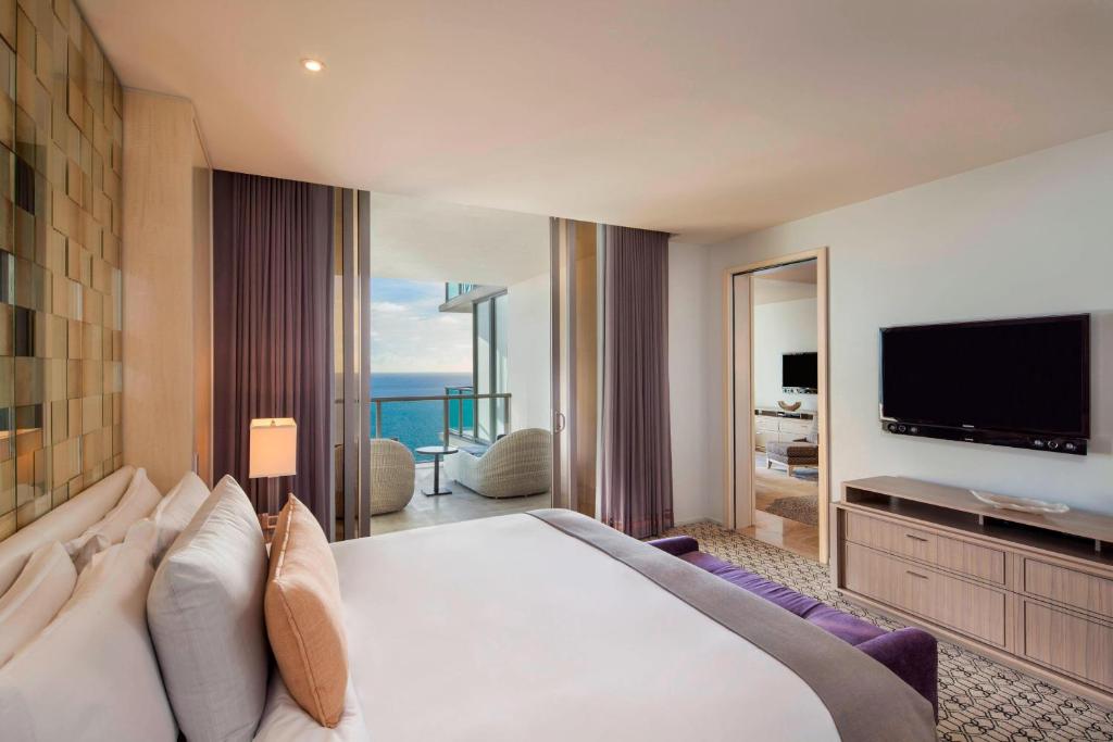 TV a/nebo společenská místnost v ubytování The St. Regis Bal Harbour Resort