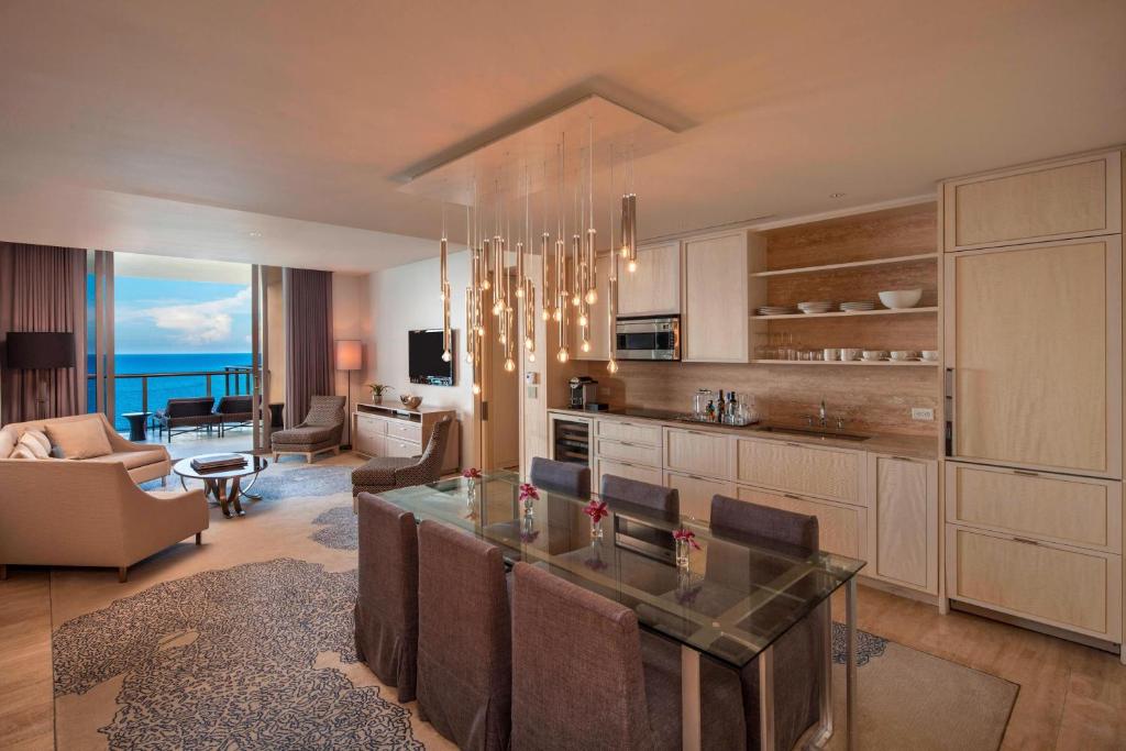 Kuchyň nebo kuchyňský kout v ubytování The St. Regis Bal Harbour Resort