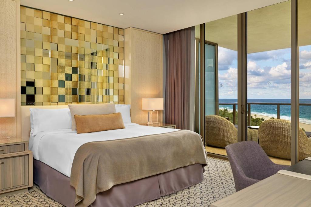Postel nebo postele na pokoji v ubytování The St. Regis Bal Harbour Resort