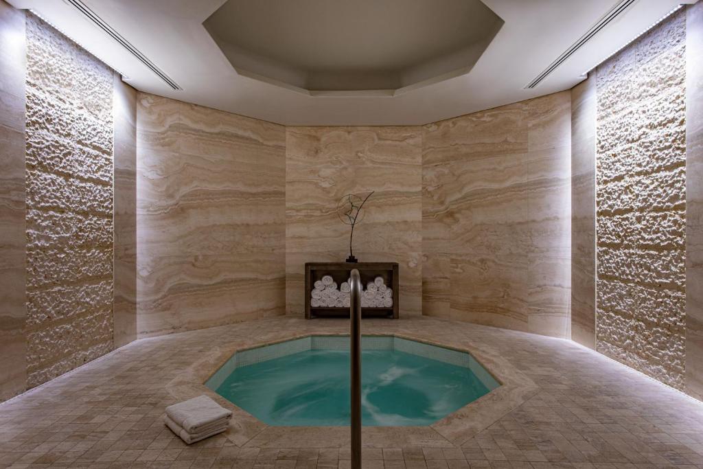 Koupelna v ubytování The St. Regis Bal Harbour Resort
