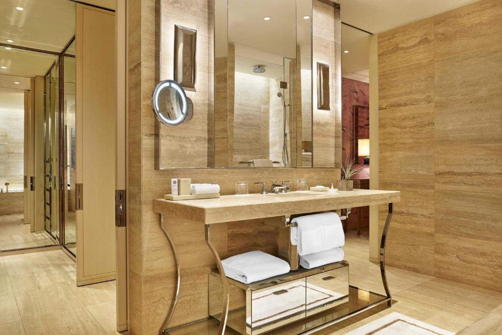 Koupelna v ubytování The St. Regis Bal Harbour Resort