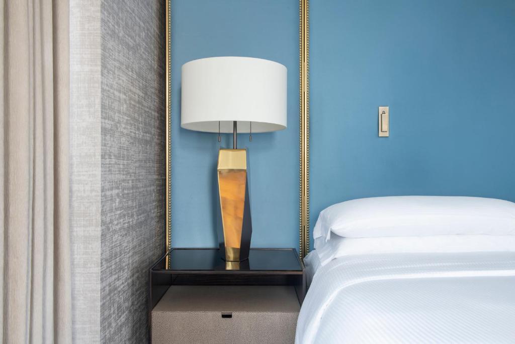 Ένα ή περισσότερα κρεβάτια σε δωμάτιο στο The Ritz-Carlton, Doha