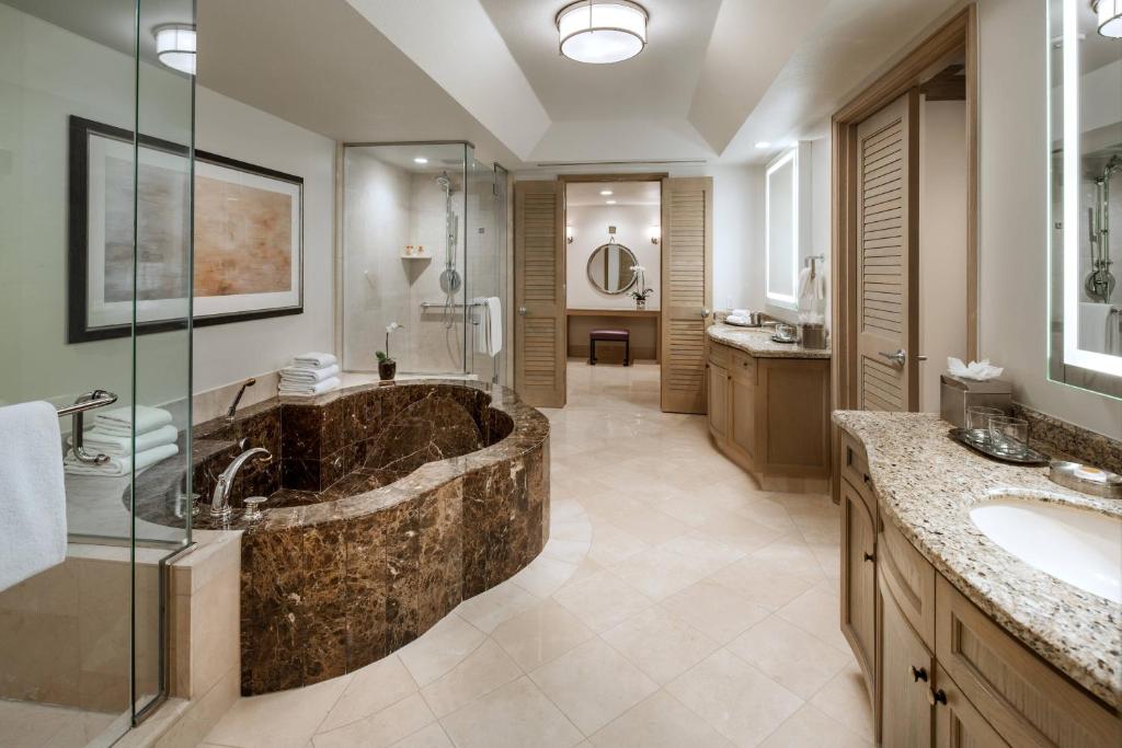 Koupelna v ubytování The Canyon Suites at The Phoenician, a Luxury Collection Resort, Scottsdale