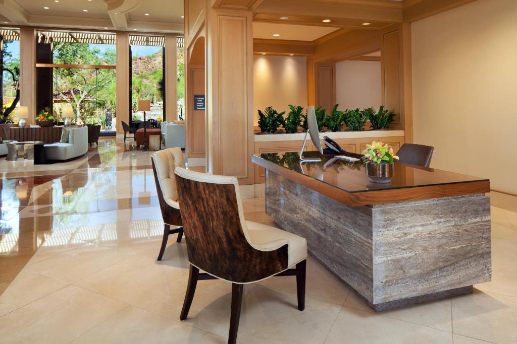 Posezení v ubytování The Canyon Suites at The Phoenician, a Luxury Collection Resort, Scottsdale