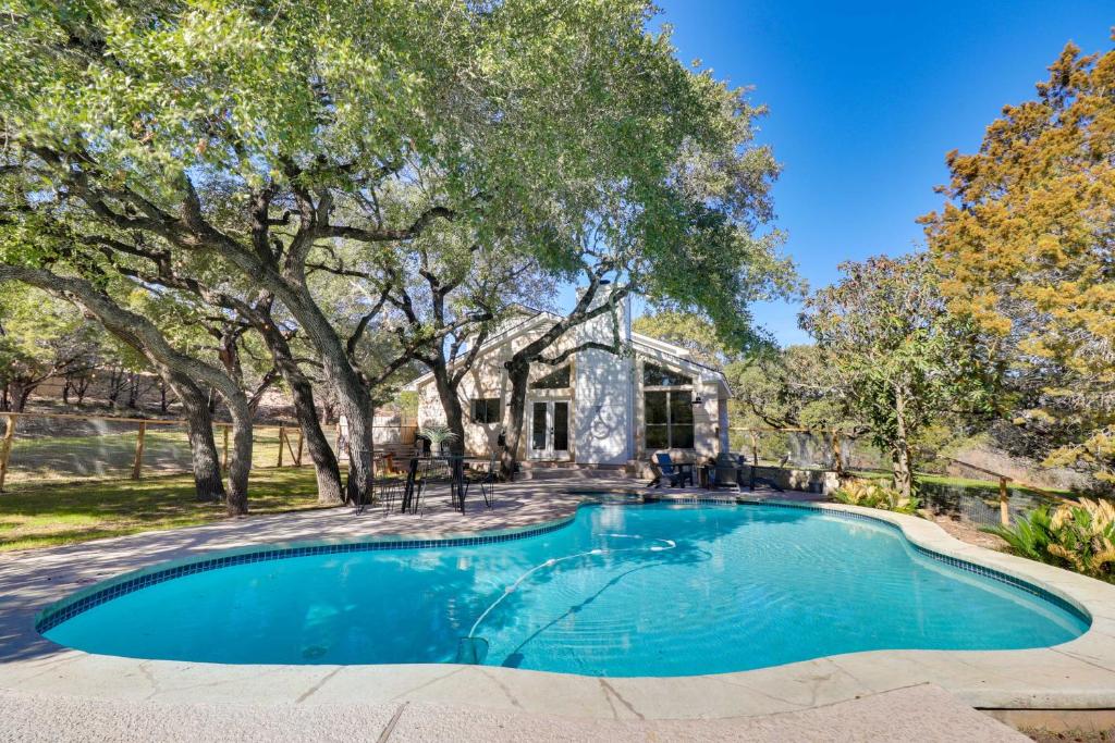 Kolam renang di atau dekat dengan Shaded Getaway with BBQ and Fire Pit in Austin!