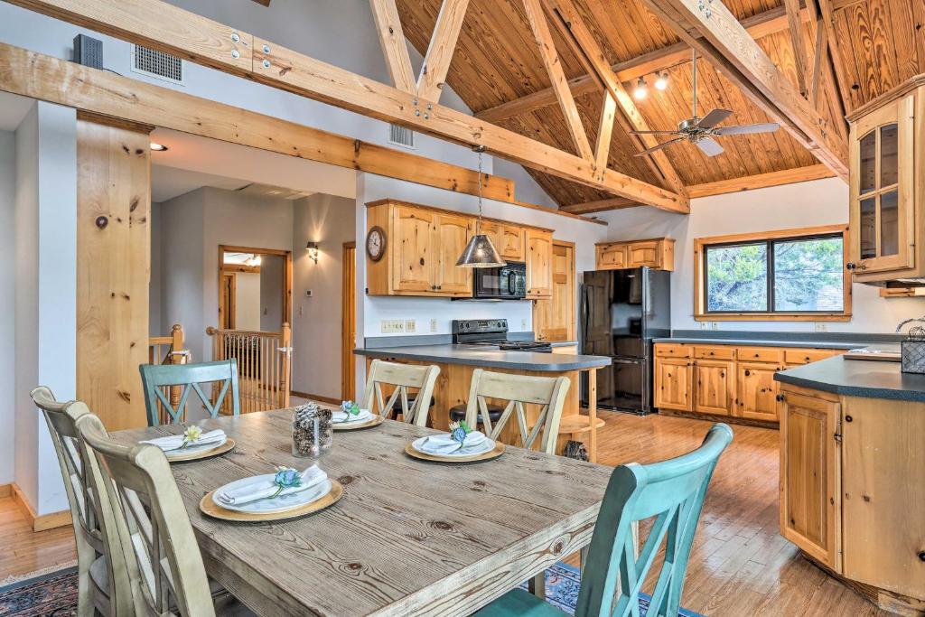 Lakehills Vacation Rental on Medina Lake في Lakehills: غرفة طعام ومطبخ مع طاولة وكراسي خشبية