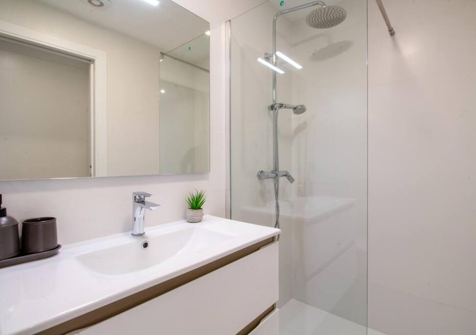 A bathroom at Moderno, Castro, Corazón de Vigo