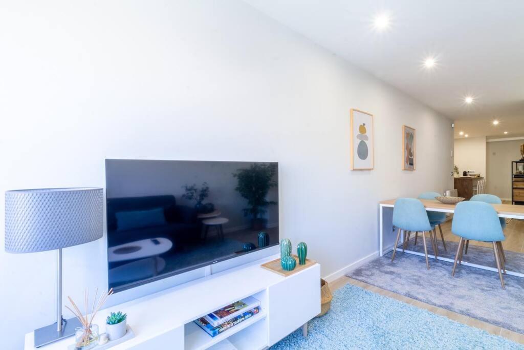 A television and/or entertainment centre at Moderno, Castro, Corazón de Vigo
