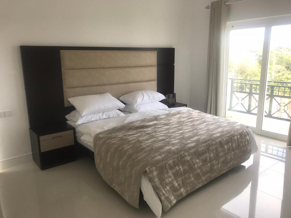 Postel nebo postele na pokoji v ubytování Sea La Vie! At De Saram Residencies- Mount Lavinia