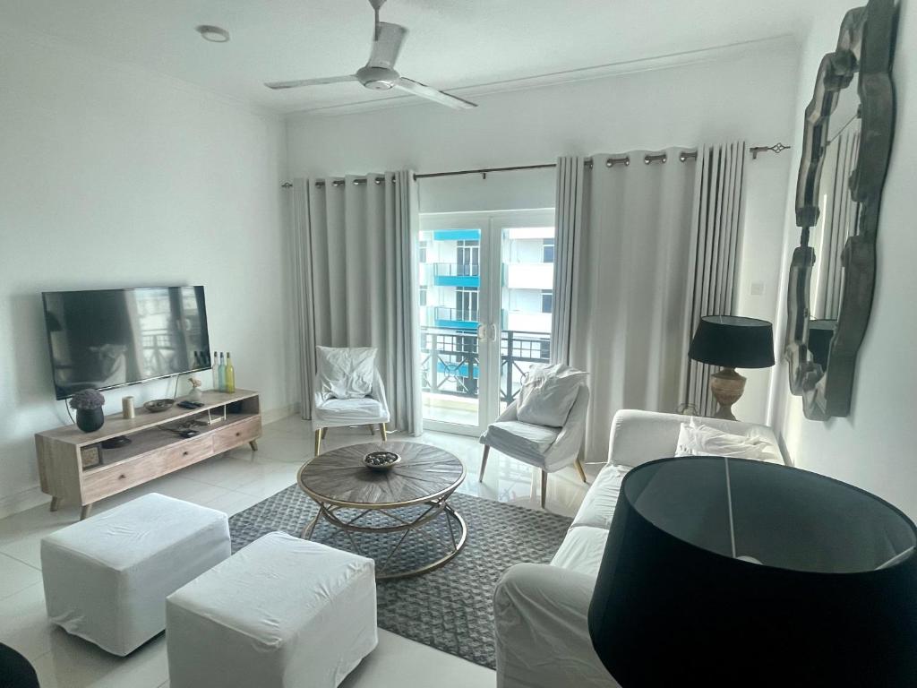 TV a/nebo společenská místnost v ubytování Sea La Vie! At De Saram Residencies- Mount Lavinia